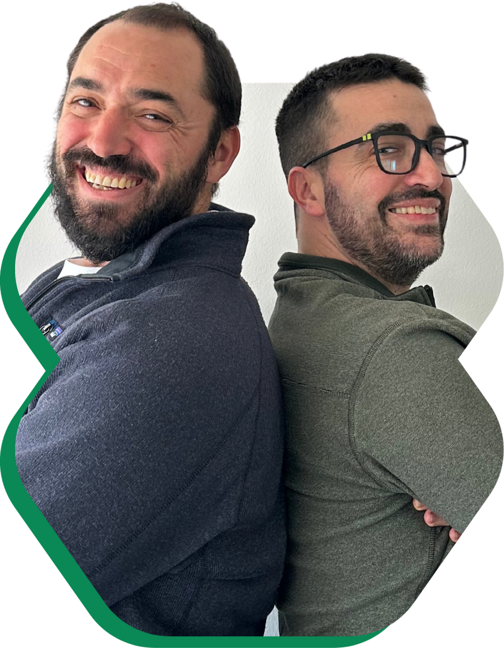Pepe y Juan, fundadores de Bertai, espalda con espalda